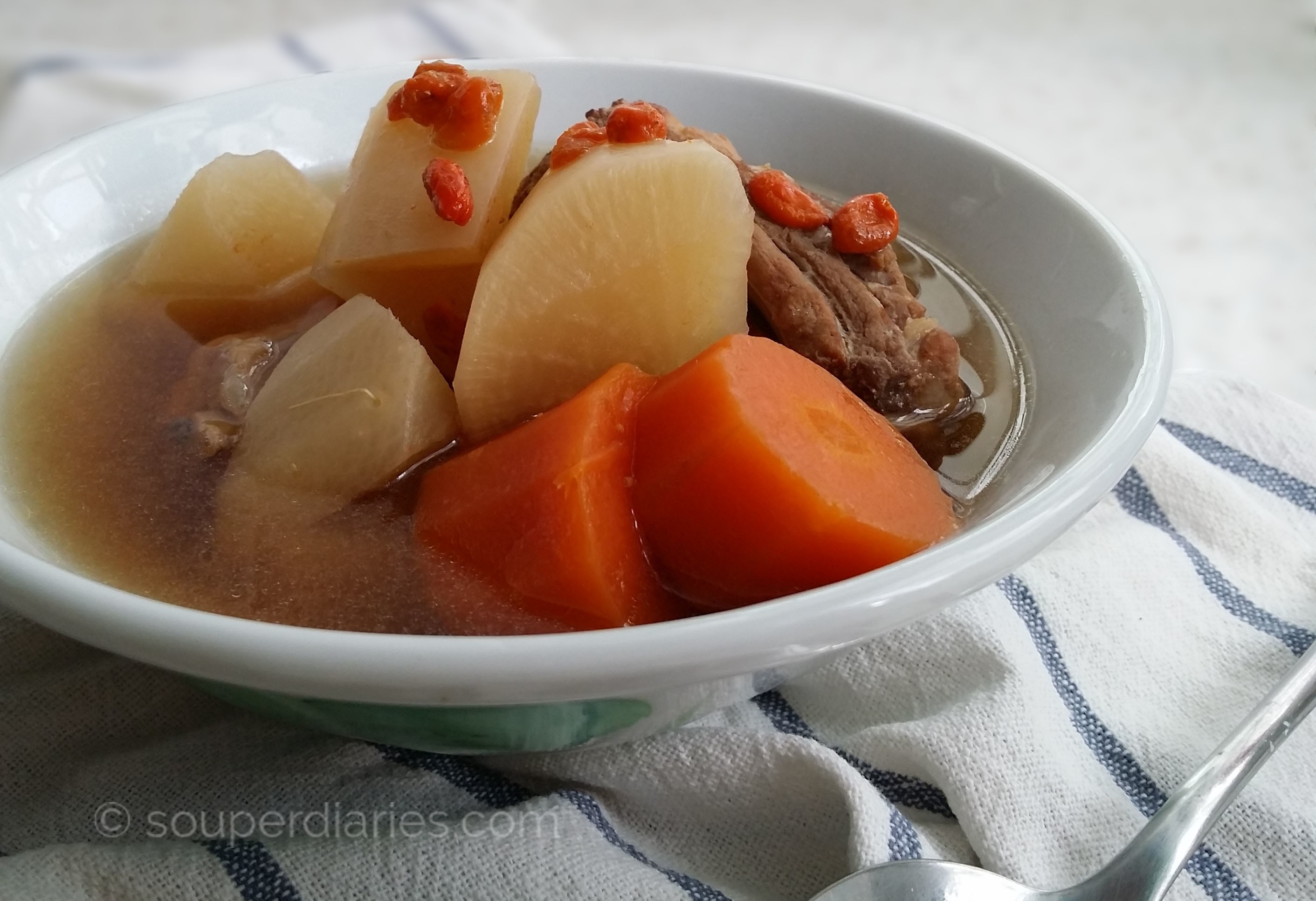 The boiled one. Жареный дайкон. Дайкон тушёный с мясом. Дайкон жёлтенький в рассоле. Можно ли добавлять дайкон в суп.