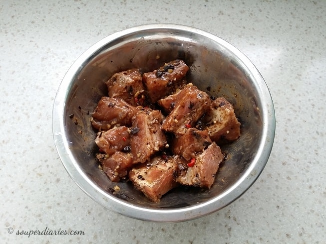 Marinating pork spareribs in fermented black beans