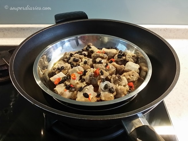 Steaming pork spare ribs with black beans in a Happycall diamond wok pan.