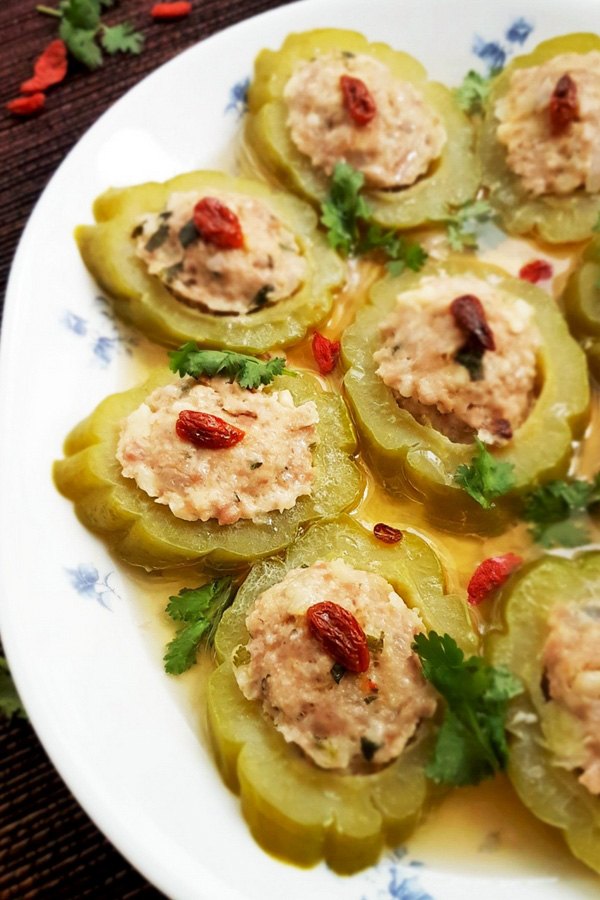 Steamed stuffed bitter gourd with minced meat