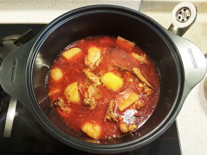 cooking curry in happycall alumite ceramic pot