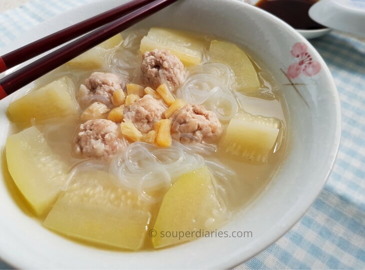 Hairy gourd with pork balls soup