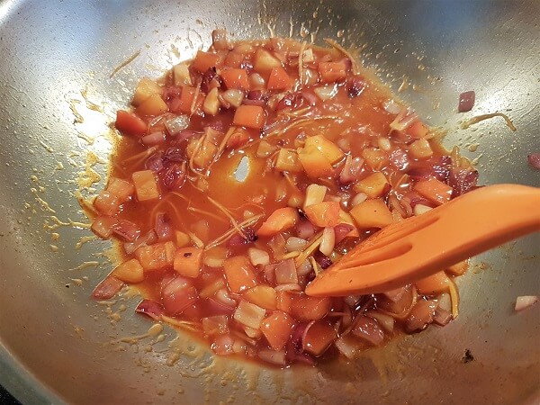 making sweet and sour fish sauce