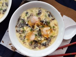 Simple egg drop soup with seaweed