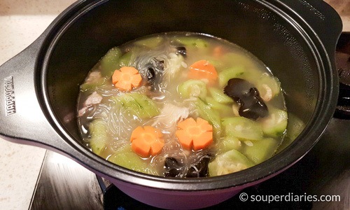 Luffa black fungus soup