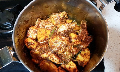 Coat chicken with spices (thermal cooker recipe)
