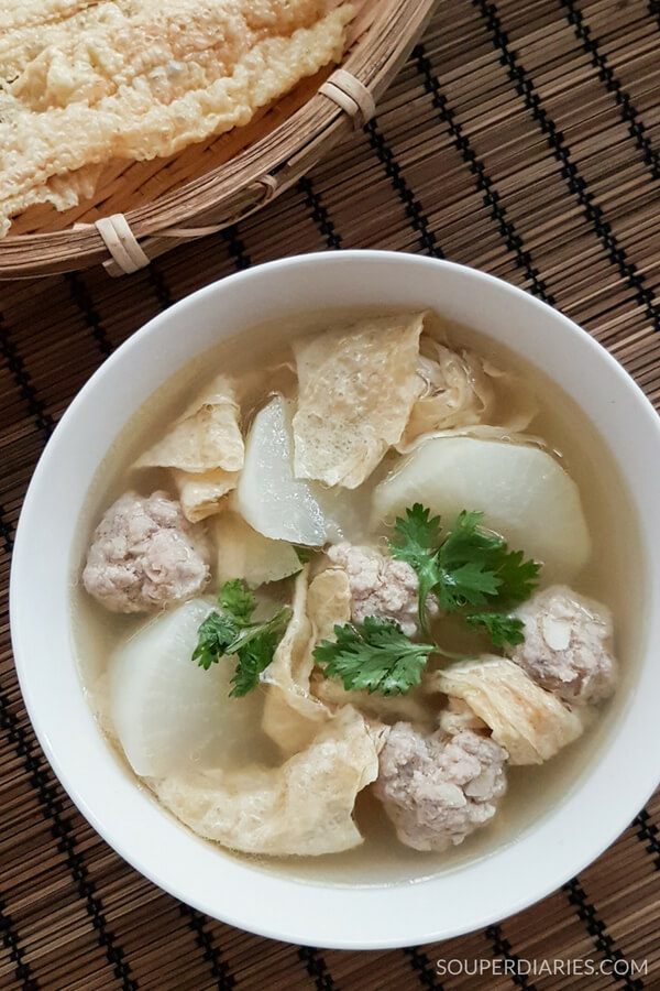 Bean curd and meatballs soup